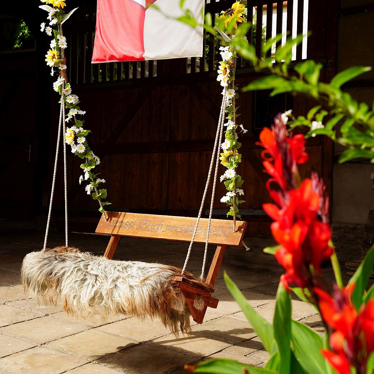 Entspannt abhängen in der Doppel-Hofschaukel der Spielerspelunke